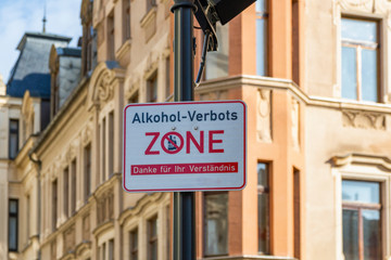 Hinweisschild zur Alkohol-Verbots Zone in der Innenstadt von Plauen