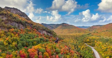  Autumn foliage at Frankenstein Cliff on Crawford Notch Road in the White Mountain national Forest - New Hampshire