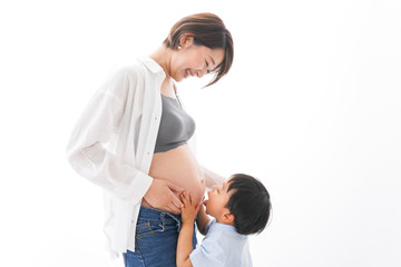 Fototapeta premium 妊婦のお母さんと男の子