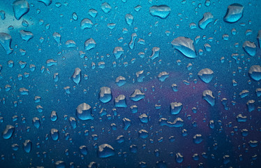 Wassertropfen und Regentropfen auf blauem Hintergrund