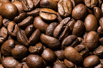 Viele geröstete Kaffeebohnen. Fotografiert mit Makroobjektiv.
