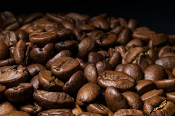 Viele geröstete Kaffeebohnen. Fotografiert mit Makroobjektiv.
