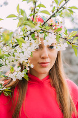 Obraz premium Girly in pink hoody stands in white flowers
