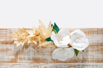 flores blancas y amarillas de papel sobre mesa de madera