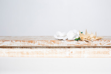 flores blancas y amarillas de papel sobre mesa de madera