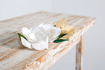 flores blancas y amarillas de papel sobre mesa de madera