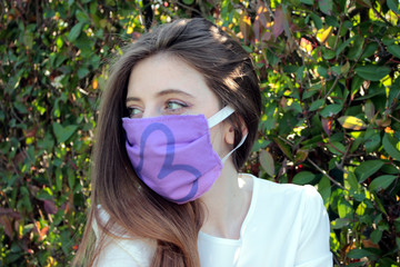 ragazza in giardino con mascherina protettiva
