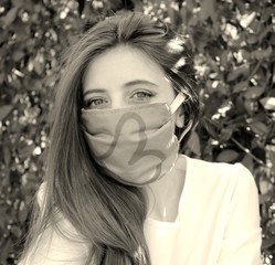 ragazza in giardino con mascherina protettiva