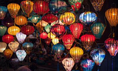 Illuminated colorful lanterns in Hoi An Night Market, Vietnam　ベトナム・ホイアン ナイトマーケットの提灯 - Powered by Adobe