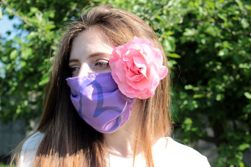 ragazza in giardino con mascherina protettiva