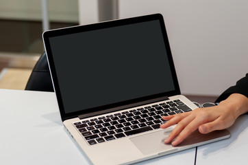 ノートパソコンでプレゼン　テレワーク　リモートワーク　アフターコロナ