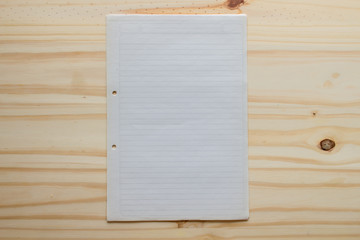 Hoja en blanco sobre mesa de madera