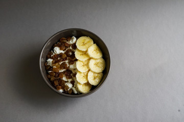 Oatmeal with banana and raisin