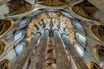 Interior de la Basílica catedral de Santa Maria del Mar de Barcelona (Cataluña, España).