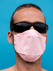 Mann mit Maske gegen Corona und Sonnenbrille
