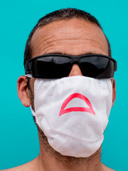 Mann mit Maske gegen Corona und Sonnenbrille