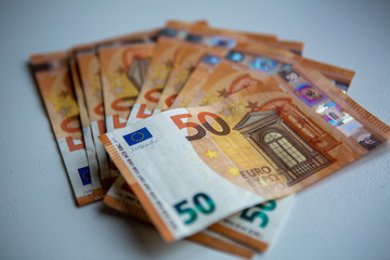 Fünfzigeuroscheine ausgebreitet 