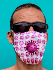Mann mit Maske gegen Coronaviren und Sonnenbrille