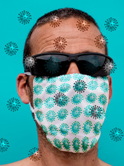 Mann mit Maske gegen Coronaviren und Sonnenbrille
