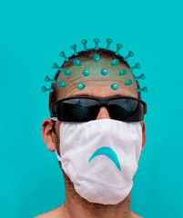 Mann mit Maske gegen Corona und Sonnenbrille