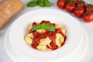 Frische Tortelini mit Tomatensauce und Basilikum