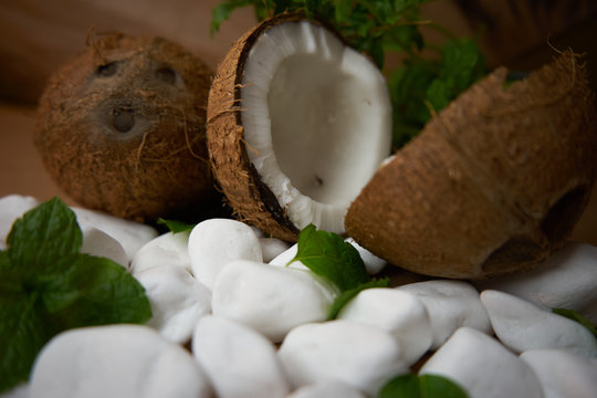 Kompozycja kokosowa na blacie kuchennym. Zdrowie i kolory