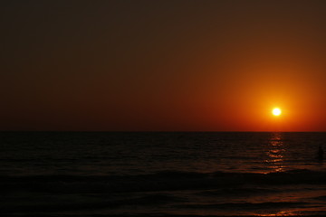 Paisaje de sol, tierra y mar.