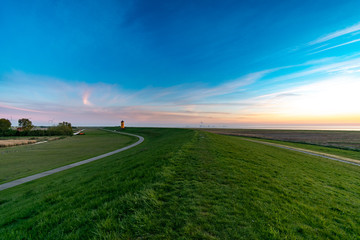 Sonnenuntergang am deich bei Pilsum