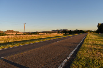 Ruta por el campo en Sierra de la Ventana, Buenos Aires.