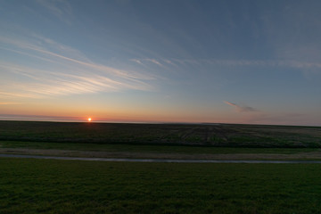 Sonnenuntergang am deich bei Pilsum