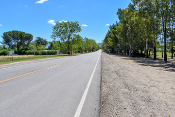 Fototapeta na wymiar Ruta por el campo en Sierra de la Ventana, Buenos Aires.