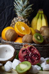 Obraz na płótnie Canvas Kosz z owocami tropikalnymi.
