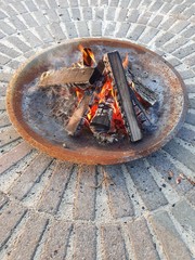 Cast iron bonfire om stone terrasse - 347246434