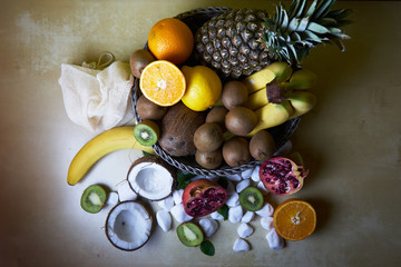 Kosz z owocami tropikalnymi. - obrazy, fototapety, plakaty