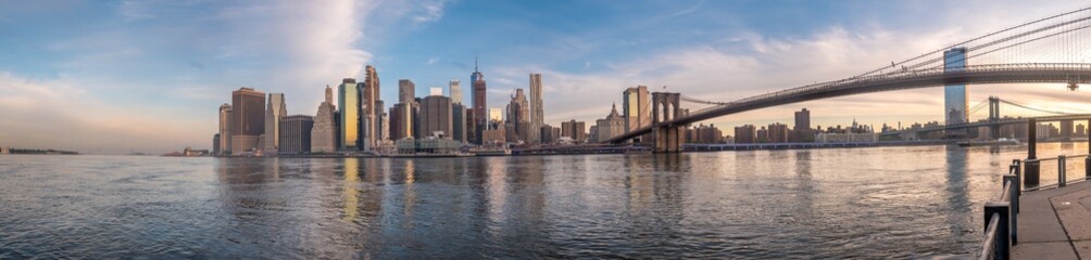 Fototapeta na wymiar Large Panorama of Manhattan at Dawn witht the Brooklyn Bridge to the Right