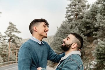 Obraz premium Gay couple in love on a mountain road