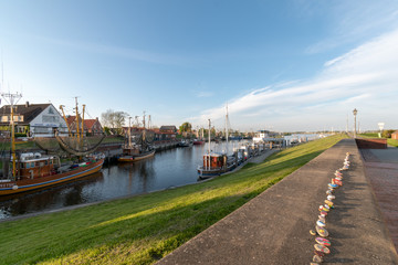 Fototapeta na wymiar Greetsieler Hafen im Frühling