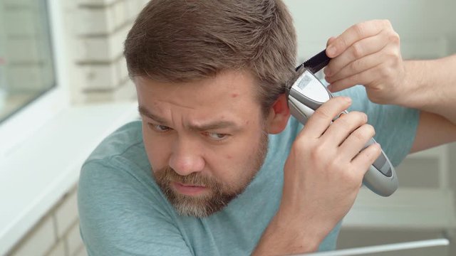 Man makes haircut razor at home.