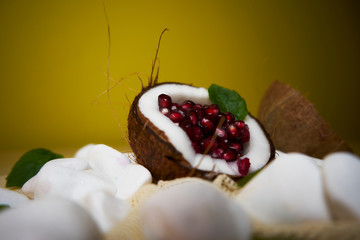 Propozycja podania owocu granatowca w kokosie. Zdrowie i witaminy,wspaniałe kolory  sposób podania owoców.