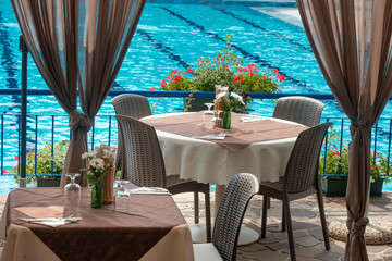 tavolo bordo piscina