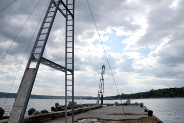 Obraz premium metal structure on the pier for pulling the rope when learning kiting 