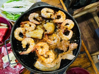 Prawns and butter grilled on a hot pan. Both butter and shrimp fat mixed with fragrant appetizing.
One of the cool eating-out culture