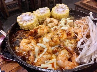 Prawns and butter grilled on a hot pan. Both butter and shrimp fat mixed with fragrant appetizing.
One of the cool eating-out culture