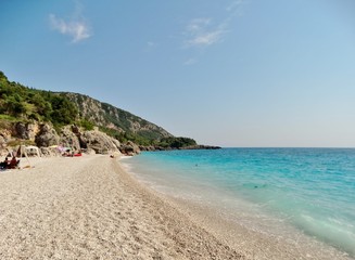 Imagen del agua transparente y color turquesa de la playa de Dhermi en la costa abrupta y  preciosa de la rivera albanesa, Mar Jónico, Albania, Europa