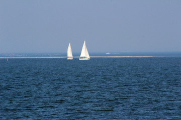 Fototapeta premium zwei segelschiffe auf der nordsee auf der nordsee insel juist deutschland