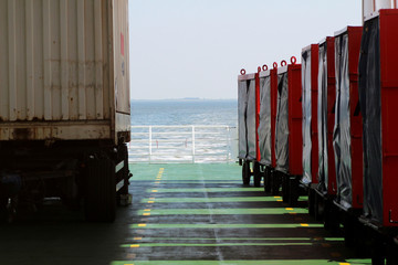 container auf der fähre nähe der nordsee insel juist deutschland