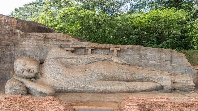 Sleeping buddah polonnaruwa