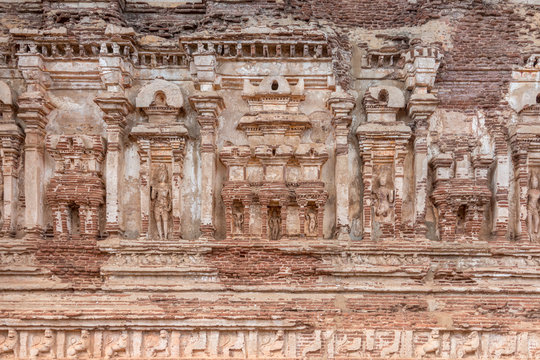 Polonnaruwa - Thivanka Pilimage - Temple
