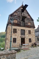 Fototapeta premium dans les rues d'un village alsacien (France)