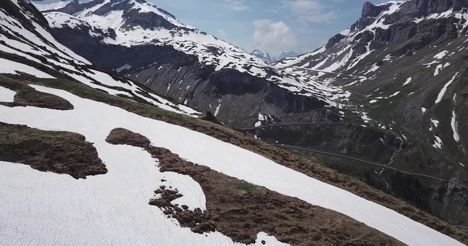 chemin de randonn&eacute;e dans les montagnes Suisse au printemps